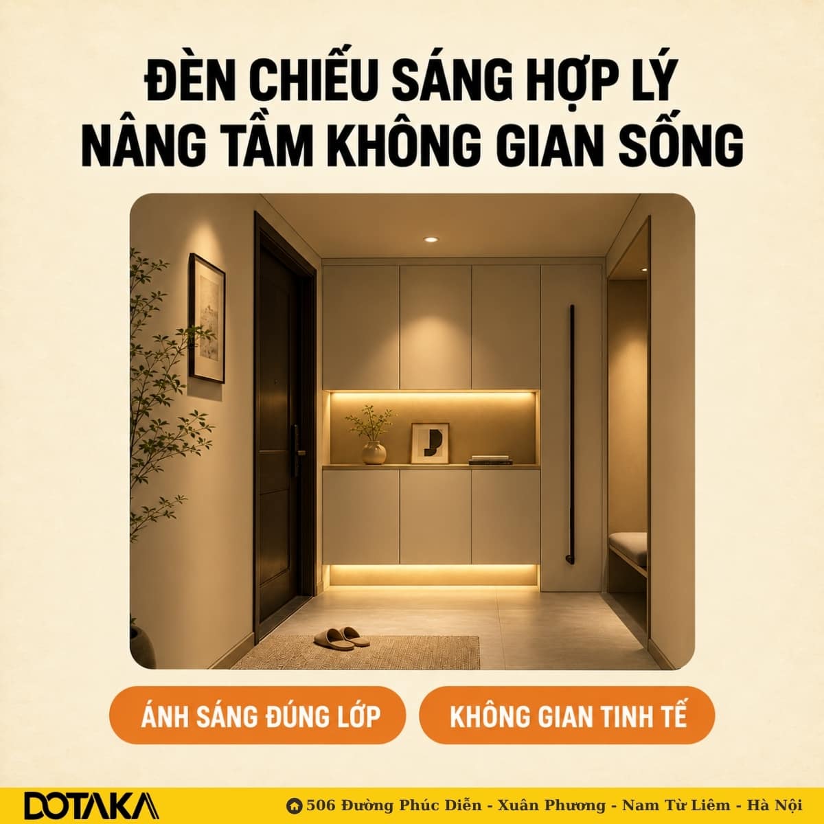 Sảnh vào được chiếu sáng theo nhiều lớp: đèn trần, hốc tủ và gầm tủ cùng tông vàng ấm.